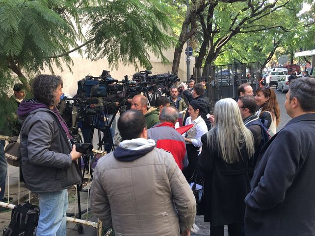Los movileros dejaron un regalito de mal gusto frente al sanatorio donde operaron a Su Giménez.