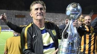 Edgardo Bauza, con la Copa Argentina, el título que ganó como entrenador en el club de su vida, Rosario Central.