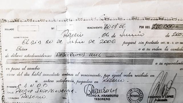 Documento. Olmos dio a conocer un pagaré de 200 mil dólares firmado por López.