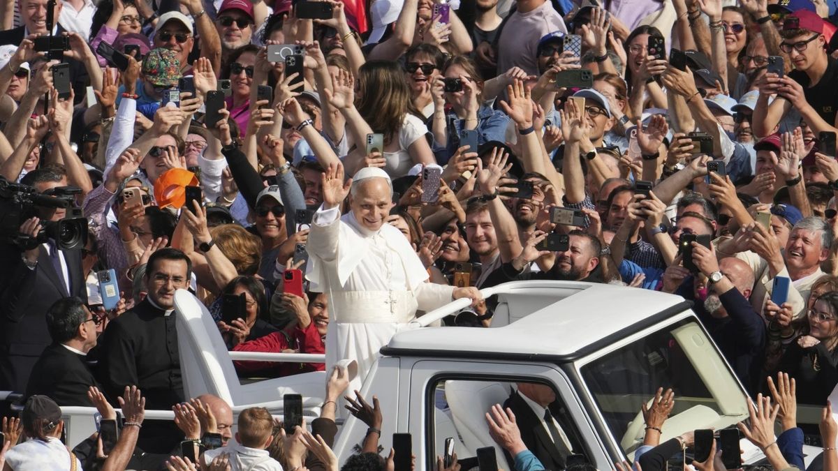 Cómo serán los papamóviles que trasladarán a León XIV en Argentina
