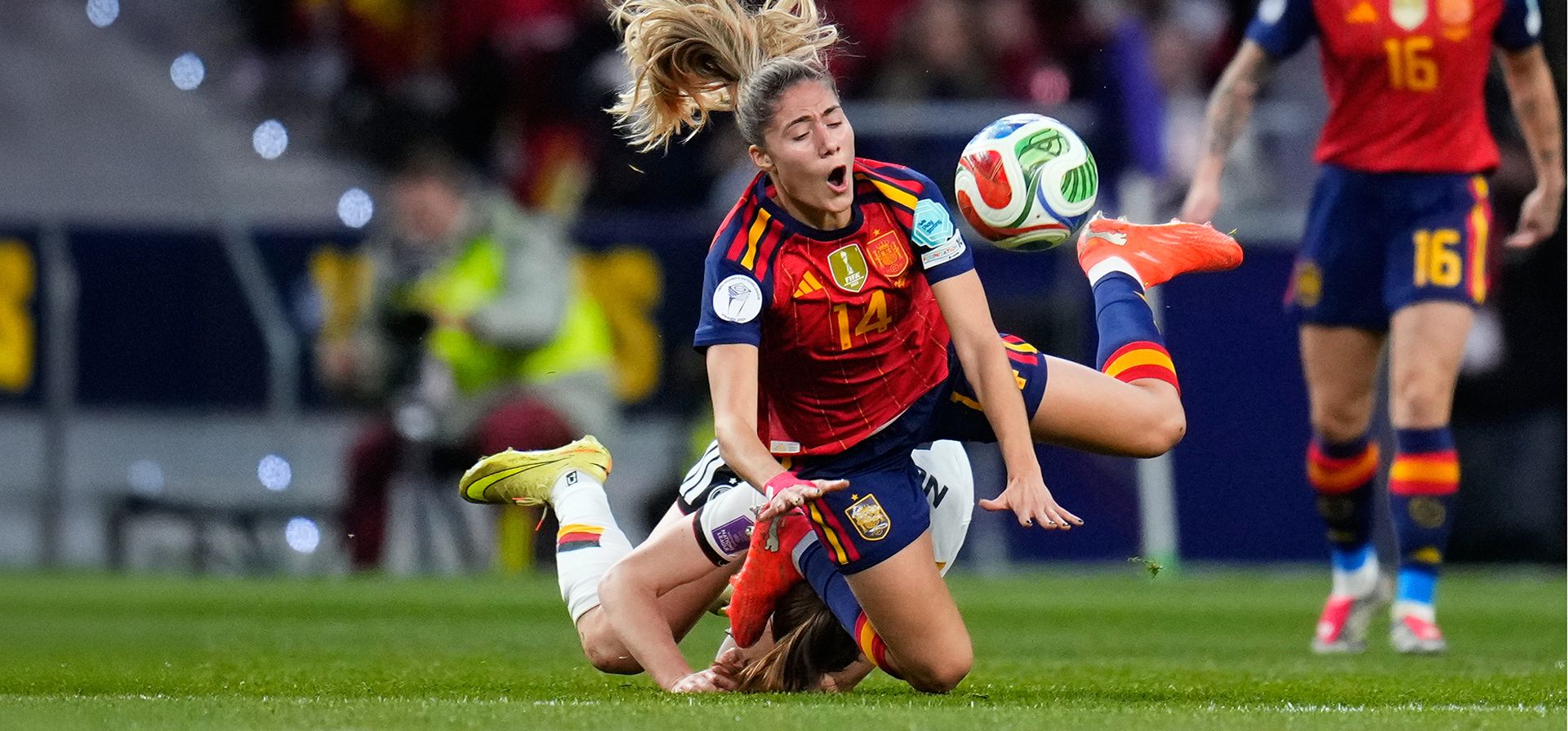 La española Laia Aleixandri y la alemana Sjoeke Nuesken (al fondo) caen al suelo durante la final de la Liga de Naciones Femenina entre España y Alemania en Madrid, el martes 2 de diciembre de 2025. (Foto AP/Manu Fernandez) La española Laia Aleixandri y la alemana Sjoeke Nuesken (al fondo) caen al suelo durante la final de la Liga de Naciones Femenina entre España y Alemania en Madrid, el martes 2 de diciembre de 2025. (Foto AP/Manu Fernandez)