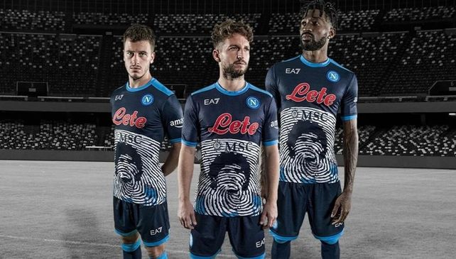 La camiseta de Napoli con la cara de Diego Maradona