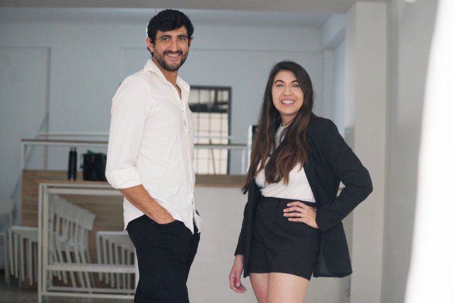 Antonela Di Gregorio junto a su socio en Sante Café Consciente
