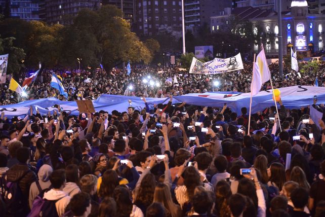 Miles de jóvenes cantaron letras religiosas frente al mástil mayor del Monumento.