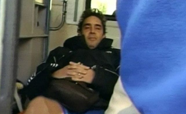 El momento en que Alé es trasladado en ambulancia tras la crisis.