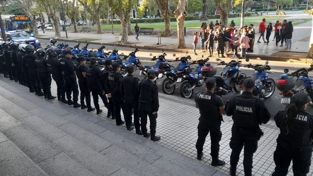 Un fuerte cordón policial rodeaba la sede local de Gobernación ante la protesta de familiares de presos de Piñero.  
