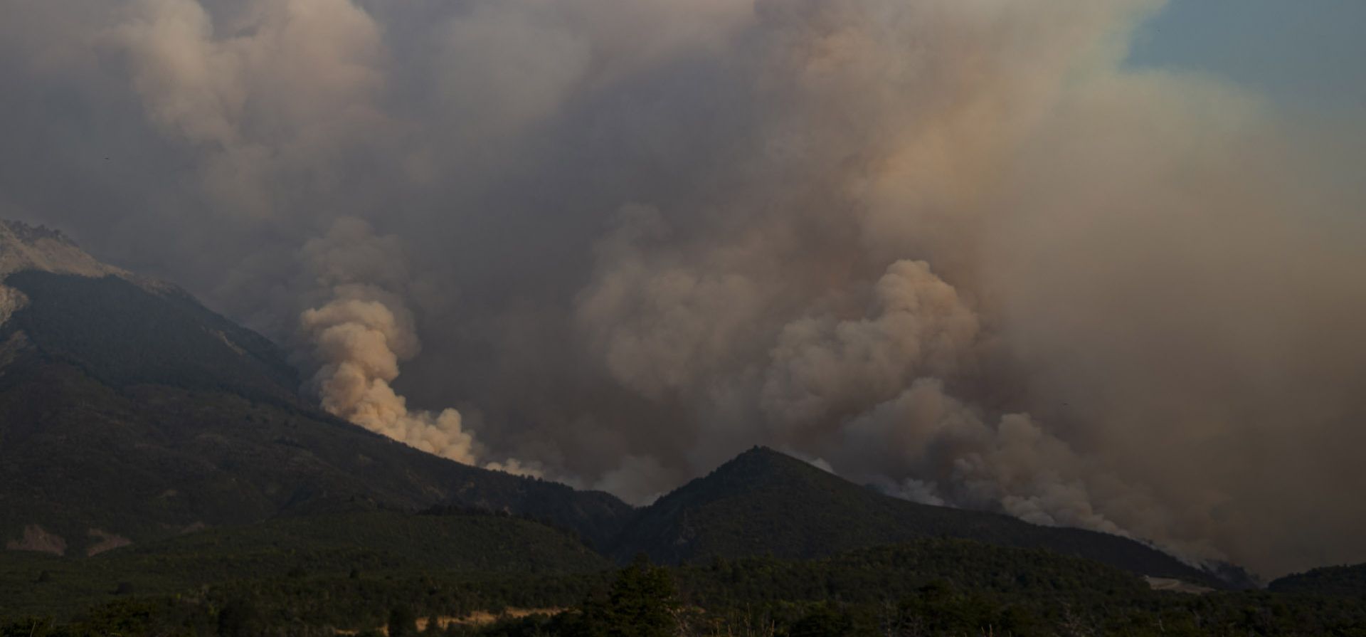 El Cañadón de la Mosca está ubicado a unos 65 kilómetros al sur de Bariloche, muy cerca de la población Río Villegas. Es un tramo serpenteante de la ruta nacional 40.