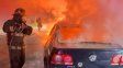 Incendio en barrio Alvear: un auto quedó destruido tras un operativo de más de una hora