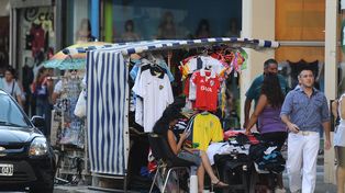 Calle San Luis es la más representativa arteria de la venta ambulante en Rosario