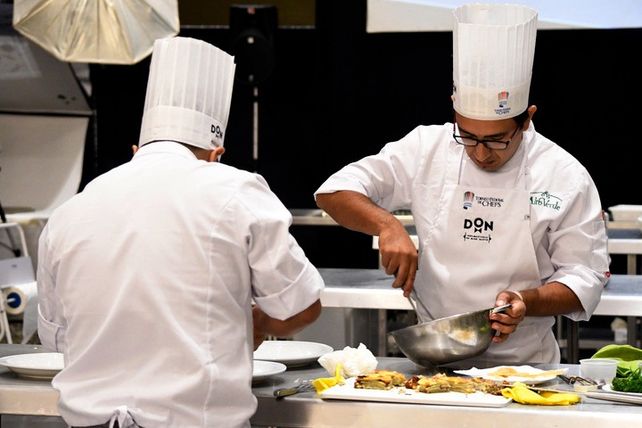 Cada equipo está integrado por dos cocineros que deberán superar la prueba evaluados por tres jueces.