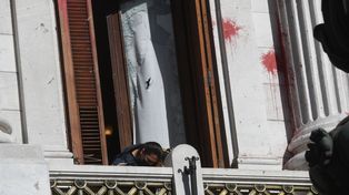 Manifestantes rompieron vidrios de la oficina de Cristina en el Senado y arrojaron bombas de pintura.