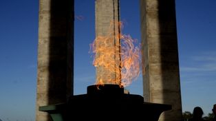 El Monumento a la Bandera reencendió su llama votiva en su etapa final hacia el 20 de Junio