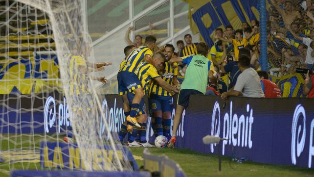 Los futbolistas canallas celebran tras el golazo convertido por Báez.