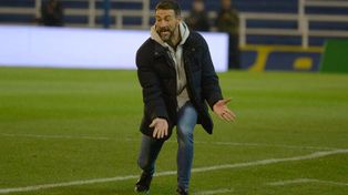 Cristian González está obligado a meter mano en el equipo.