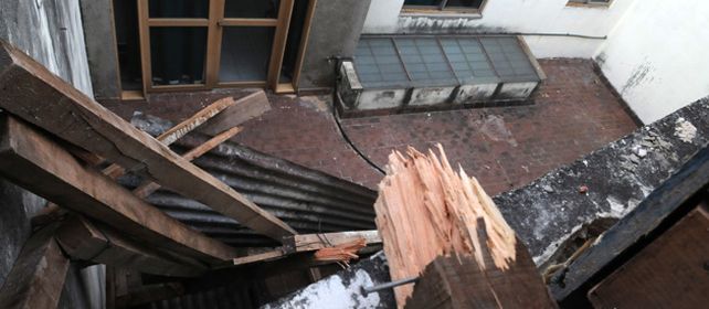 La bandeja de contención cayó en el patio de una florería ubicada en Ovidio Lagos al 1100