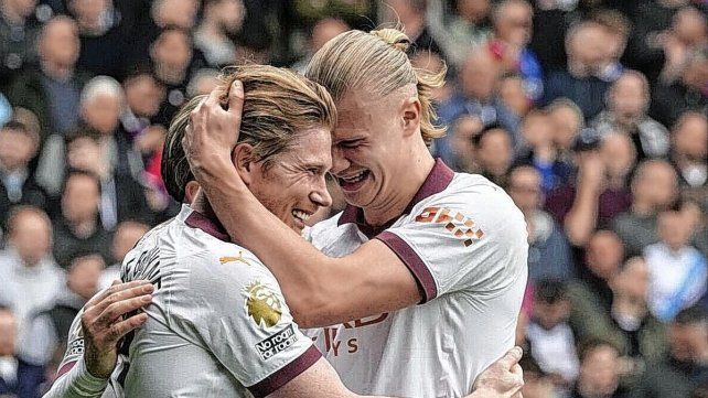 Manchester City alcanzó la cima de la Premier League.