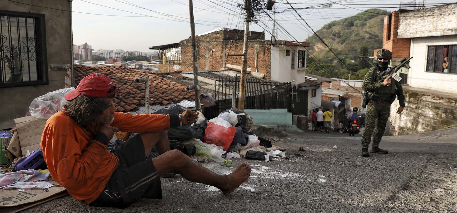 Un hombre se burla de un soldado que patrulla el barrio Siloé, en Cali, Colombia, el jueves 11 de septiembre de 2025. (AP Foto/Santiago Saldarriaga) Un hombre se burla de un soldado que patrulla el barrio Siloé, en Cali, Colombia, el jueves 11 de septiembre de 2025. (AP Foto/Santiago Saldarriaga)