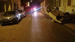 Conductor volcó su automóvil y en la maniobra impactó contra otros dos vehículos