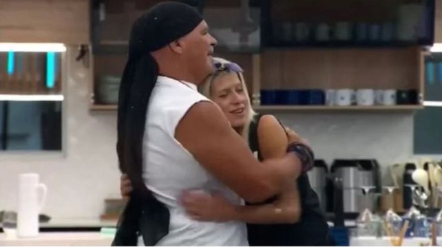 El abrazo entre Alfa y Camila. (Foto: captura de TV).