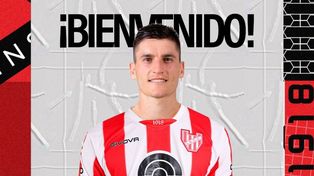 Francesco Lo Celso con su nueva camiseta, la de Instituto. Además se fue de Central Tobías Cervera.