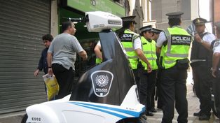 Una oficial de la Policía Metropolitana actuó de partera en plena vía pública