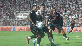 Unión jugó otro partido discreto, luchó con uno menos pero apenas empató sin goles ante Instituto