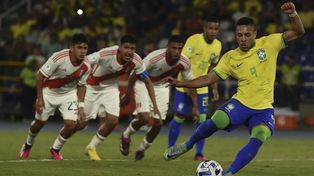 Vitor Roque anotó uno de los goles de penal. Brasil fue contundente ante los peruanos.