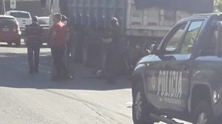 Un motociclista terminó bajo la parte trasera de un camión en Presidente Perón al 8100.