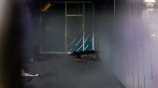 Dos personas en situación de calle se pelearon y ocasionaron un principio de incendio en un cajero del Banco Nación de Pellegrini al 1800.