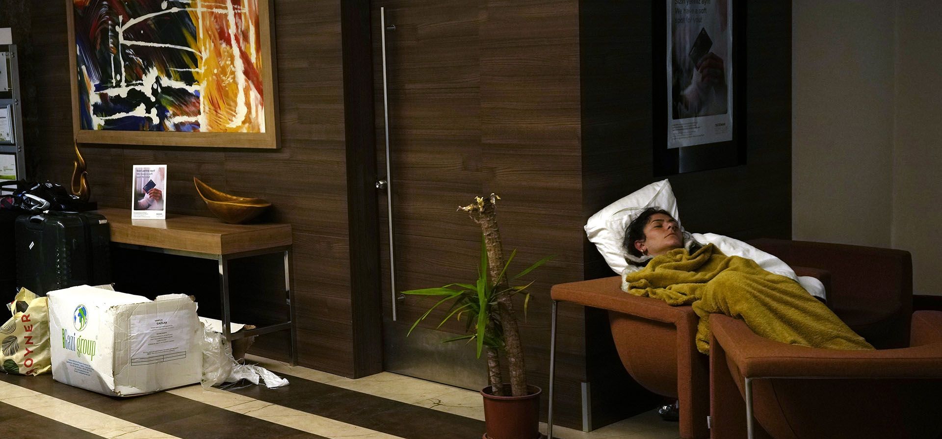 Una mujer duerme durante la noche en el vestíbulo de un hotel en Gaziantep, en el sur de Turquía, el miércoles 8 de febrero de 2023. Casi dos días después de que el terremoto de magnitud 7,8 azotara el sureste de Turquía y el norte de Siria, los equipos de rescate trabajan para sacar a más personas de entre los escombros de miles de edificios. (Foto AP/Kamran Jebreili)