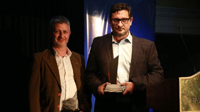 Lascano y de los Santos recibieron el premio de Fopea.
