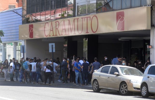 Familiares y amigos de Joaquín Pérez se reunieron en la puerta de Caramuto