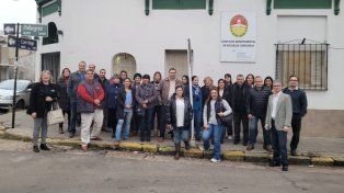 Profesionales docentes reclaman ante la Dirección Departamental de Escuelas de Concordia.
