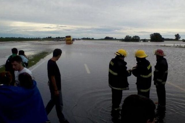 Se desbordó el arroyo Ramallo y cortaron la autopista