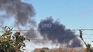 Una columna de humo sorprendió en la siesta santafesina: se quemaron pastizales y basura cerca de Circunvalación Oeste