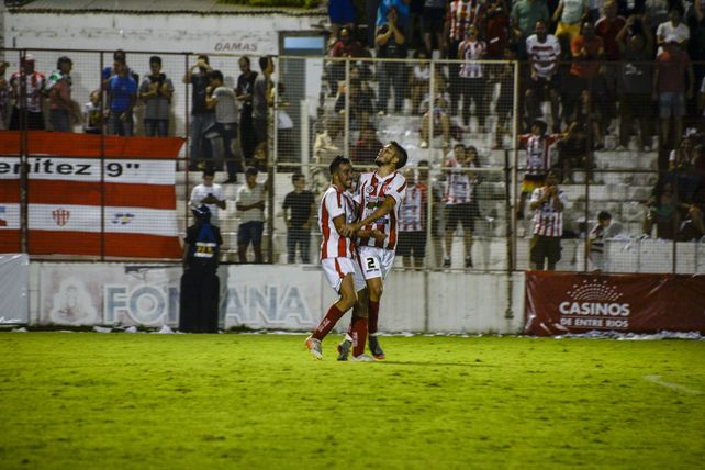 Oportuno. Albornoz festeja su gol junto a Walter Torres. El empate llegó 8 minutos después del tanto visitante.