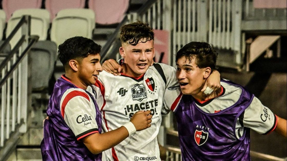 Los suplentes leprosos abrazan a Giancluca Godoy, autor del gol con que Newells empezó a ganarle a Palmeiras, con Lionel Messi de espectador de lujo.