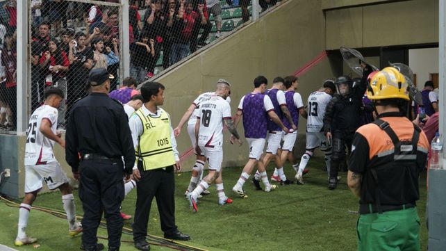 Los jugadores de Newells se van en medio de los insultos de los plateístas