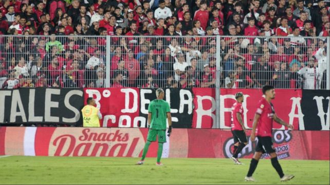 Keylor Navas mira a la tribuna en uno de los momentos en que el árbitro Lobo Medina detuvo el juego en el primer tiempo.