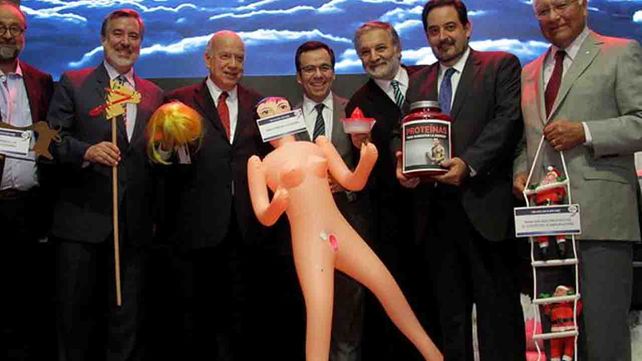 Empresarios y el ministro de Economía de Chile posan con el polémico regalo