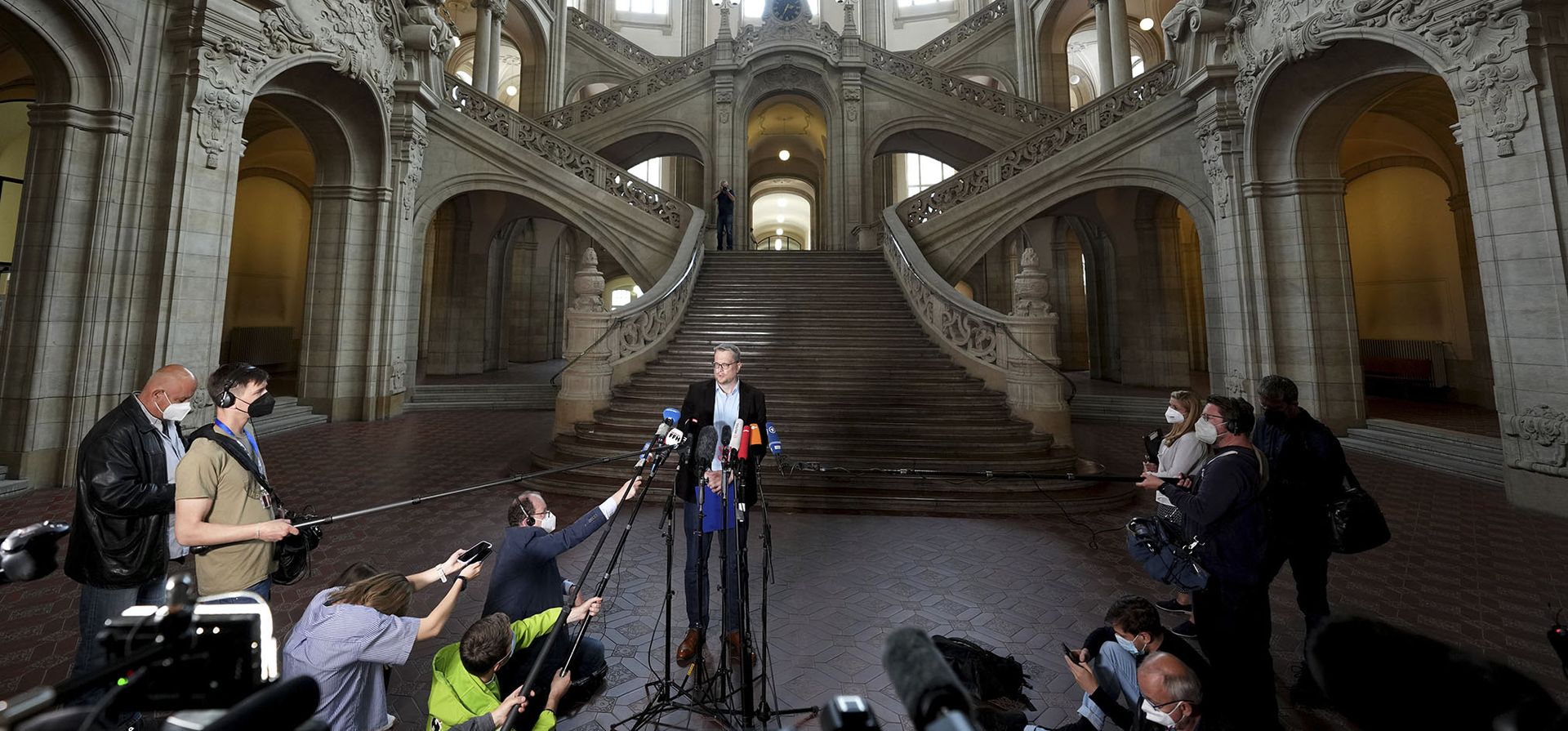 Sebastian Buechner, portavoz de la oficina del fiscal público de Berlín, se dirige a los medios durante una declaración en Berlín, Alemania.