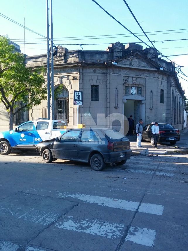 Llamativo. El taxi quedó parado en la vereda