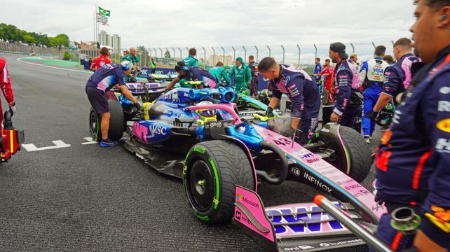 El Alpine de Franco Colapinto llega a la grilla de partida de Interlagos con neumáticos intermedios