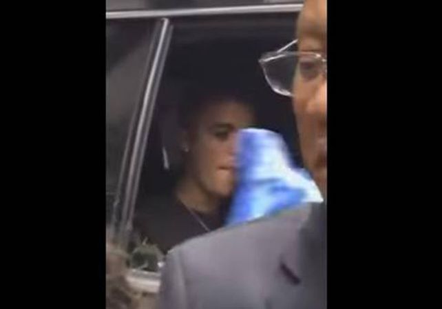 Justin Bieber Volvió A Despreciar Una Bandera Argentina 0411