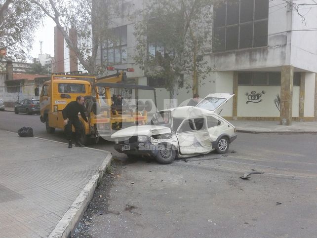 Embestido. Así quedó el auto del hombre que fue llevado al hospital Cullen.&nbsp;