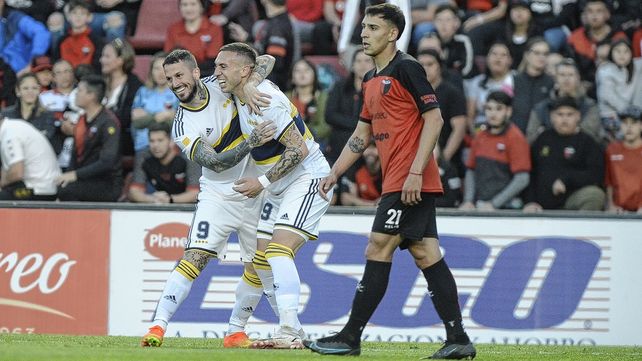 Briasco festeja su gol con Benedetto.