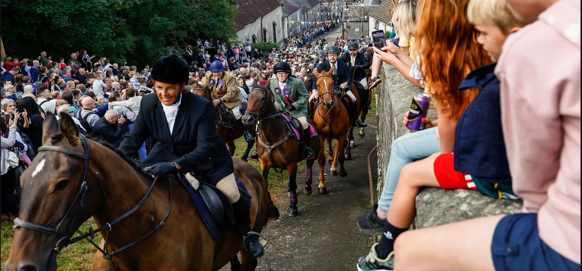 Los jinetes de Langholm Common Riding suben por el Kirk Wynd hasta Whita Yett y Castle Craigs. Las cabalgatas comunes son una tradición ecuestre que tiene lugar principalmente en las fronteras de Escocia. Fotografía: Jeff J Mitchell/Getty Images