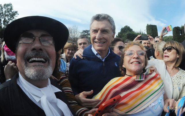 Locro en Olivos. Macri festejó la fecha patria con organizaciones sociales.