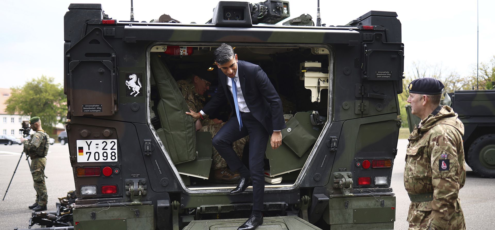 El primer ministro británico, Rishi Sunak, desembarca de un vehículo militar Boxer, un nuevo tipo de transporte blindado de personal, mientras visita el cuartel Julius Leber en Berlín, el miércoles 24 de abril de 2024. (Henry Nicholls/Pool vía AP) El primer ministro británico, Rishi Sunak, desembarca de un vehículo militar Boxer, un nuevo tipo de transporte blindado de personal, mientras visita el cuartel Julius Leber en Berlín, el miércoles 24 de abril de 2024. (Henry Nicholls/Pool vía AP)