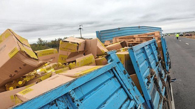 Camión volcó, perdió su carga de aceite y se robaban las botellas